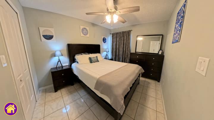 La lussuosa camera degli ospiti è splendidamente progettata e offre un rifugio tranquillo per rilassarsi e distendersi. Il lussuoso letto a due piazze è dotato di lenzuola morbide, cuscini morbidi e un invitante piumino, che ti assicura una notte di sonno perfetta. 