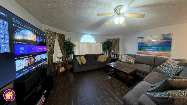 Ampio soggiorno per rilassarsi o dormire.  Scopri contenuti gratuiti virtualmente illimitati o guarda i tuoi abbonamenti TV preferiti con questa smart TV 4K Dolby Vision e la soundbar Dolby Atmos Surround.  Anche libri per bambini, giochi e puzzle.