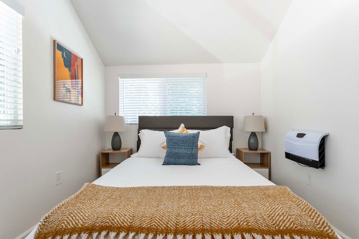 - Splash me diell plotëson rehatinë moderne në këtë dhomë gjumi simpatike dhe të pasur me ngjyra
- Krevat i rehatshëm dopio "queen", komodina dyshe dhe jastëkë argëtues sjellin personalitet dhe qetësi
- E përkryer për t 'u rimbushur pas një dite aventure në Redwoods