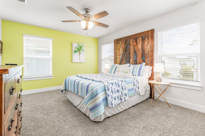 Spálňa s manželskou posteľou na 2. poschodí s vlastnou kúpeľňou