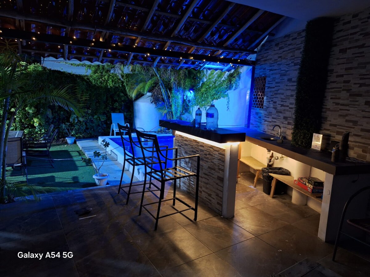 Anuncio de Airbnb popular: Casa Grande! Close to the ferry for + 20 people en Supermanzana 74