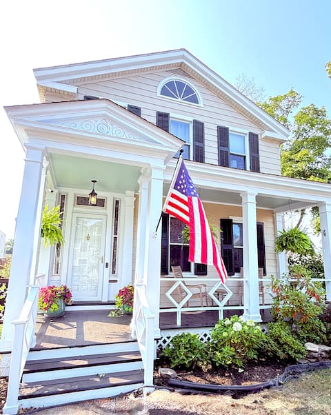 Luxe Victorian Home stroll to Downtown and Lake