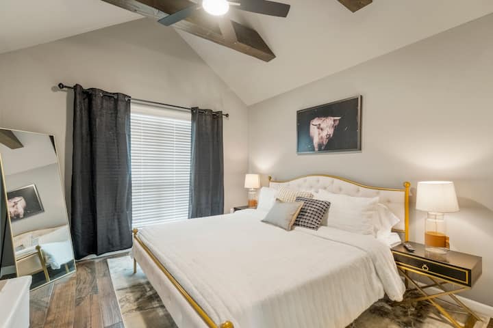 Bienvenido a Coweta. Disfruta de materiales lujosos en esta hermosa habitación.