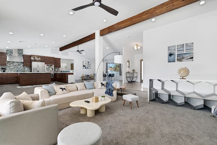 Hidden Oasis 4 BR 10 min to Strip! Prime Location