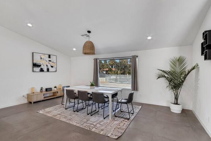 Hidden Oasis 4 BR 10 min to Strip! Prime Location gallery image 5