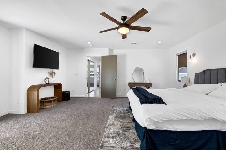 Hidden Oasis 4 BR 10 min to Strip! Prime Location gallery image 3