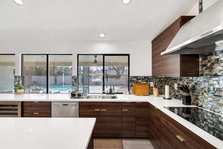 Hidden Oasis 4 BR 10 min to Strip! Prime Location gallery image 4