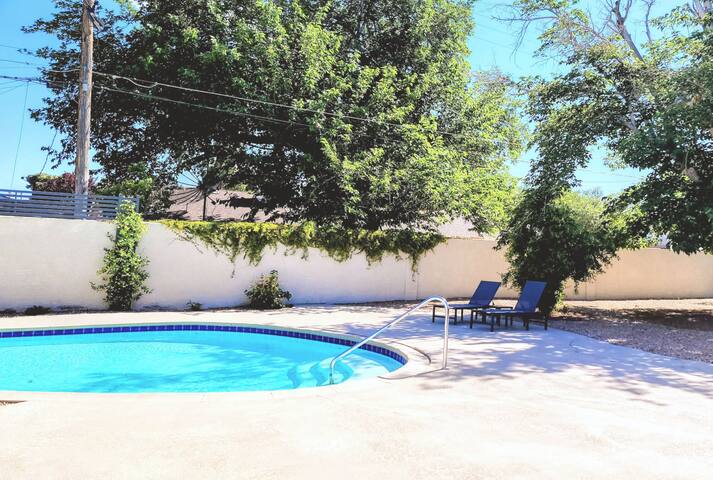 Hidden Oasis 4 BR 10 min to Strip! Prime Location gallery image 2