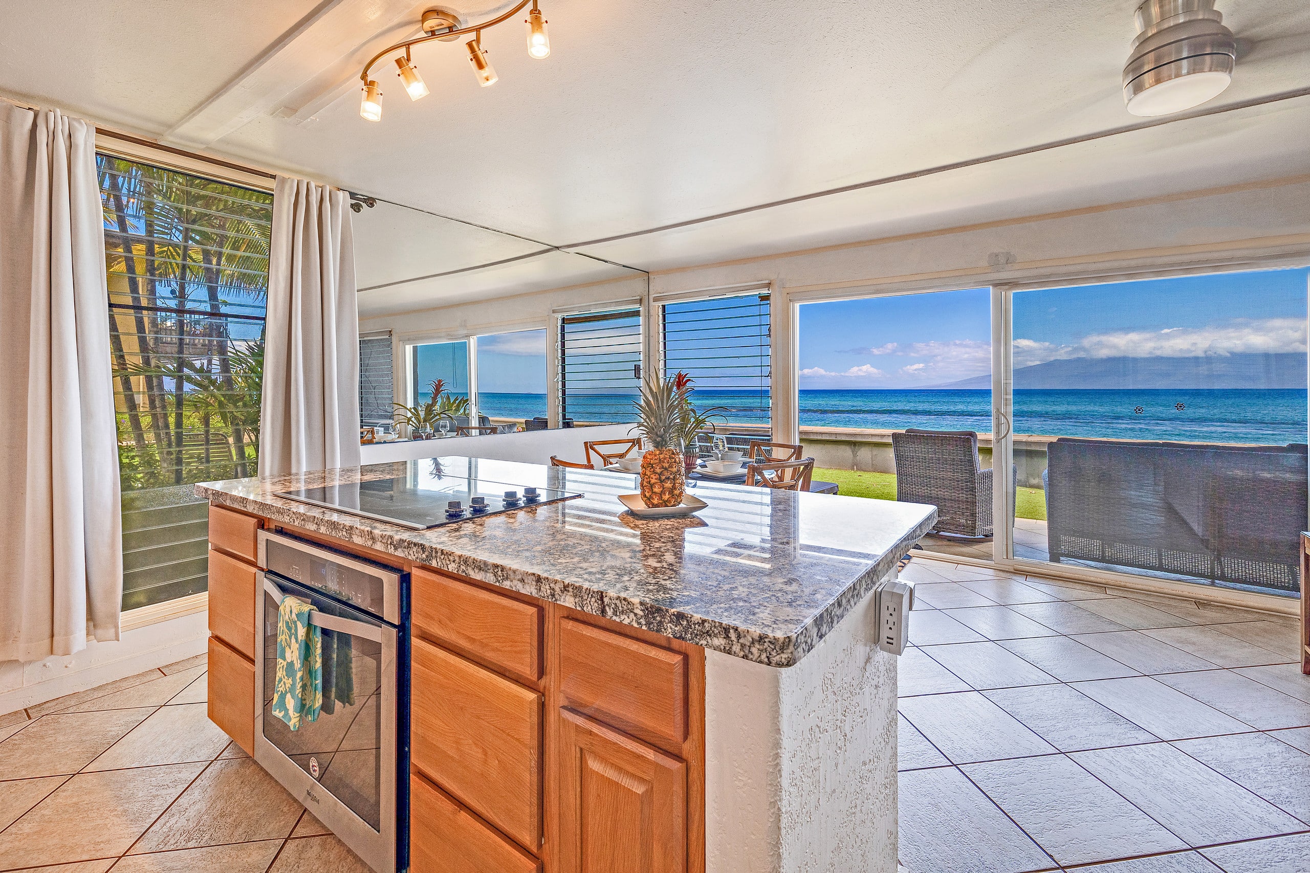 Condo in Lahaina · ★4.87 · 2 bedrooms · 3 beds · 1 bath - Image 11
