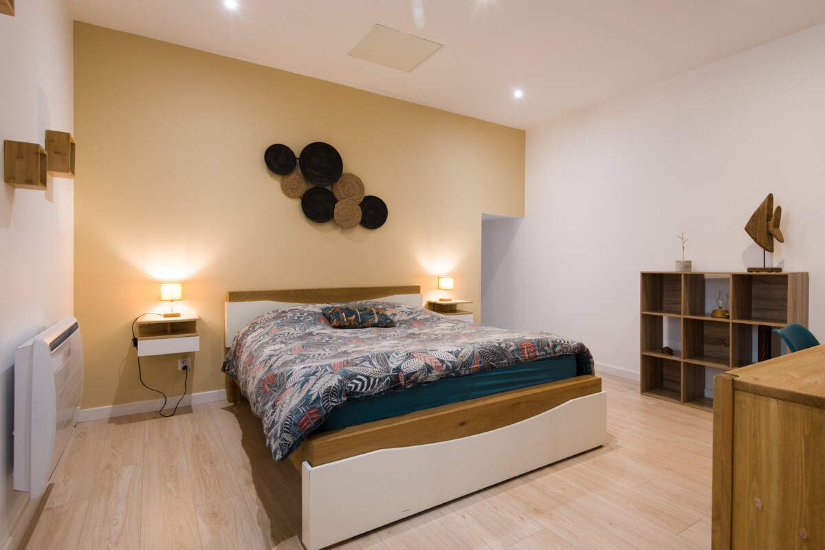 غرفة نوم لطيفة مع سرير بحجم كوين