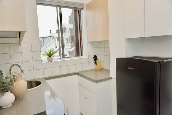 *City Location* Central-studio-ac-balcony-modern - Sydney