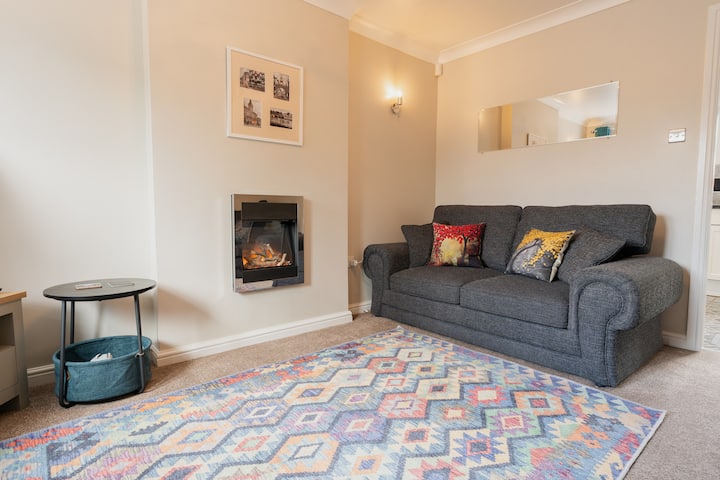 Дневната соба: уживајте во релаксирачка вечер гушкана на каучот во удобната дневна соба.