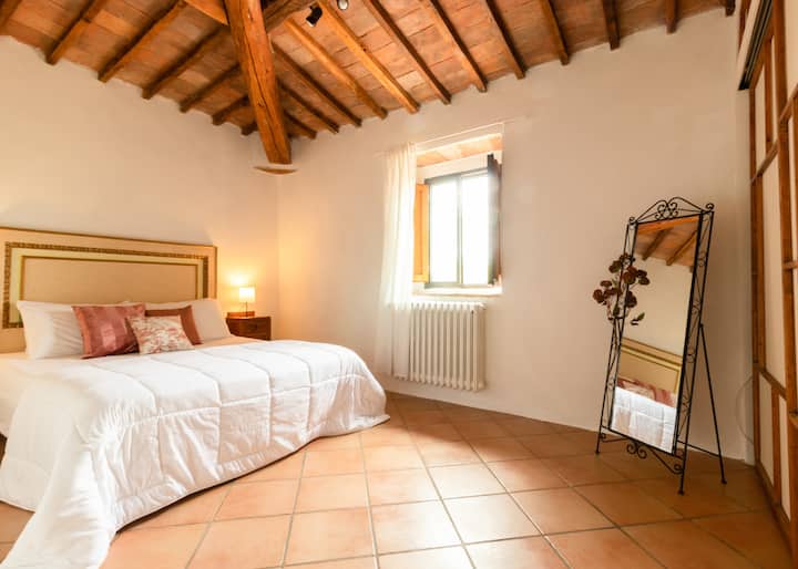 Veľmi priestranná spálňa s manželskou posteľou a výhľadom na vinice Chianti, vybavená veľkým šatníkom a zrkadlom, ako aj všetkým potrebným pohodlím.