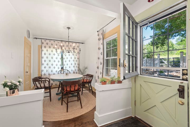 Historic Farmhouse | King Bed/cinema/patio/sunroom - Littleton, CO