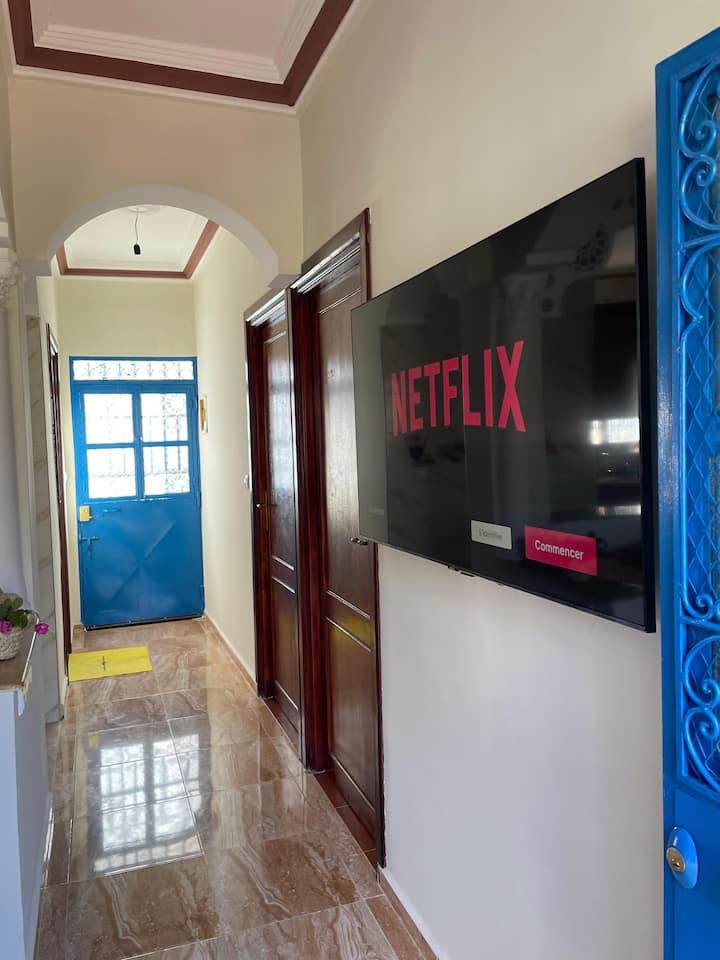 Ovo je ulaz u kuću, s desne strane nalazi se Smart TV od 55'', a ispred vas je drugi ulaz u kuću.