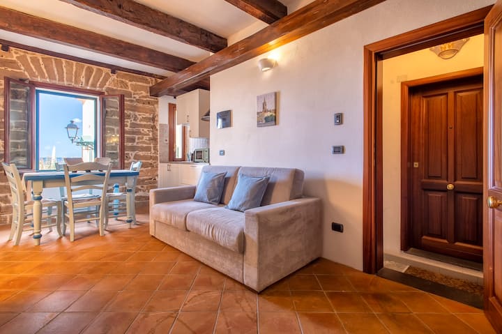 Опуштете се на удобниот кауч додека паметниот телевизор ве забавува со вашите омилени серии.