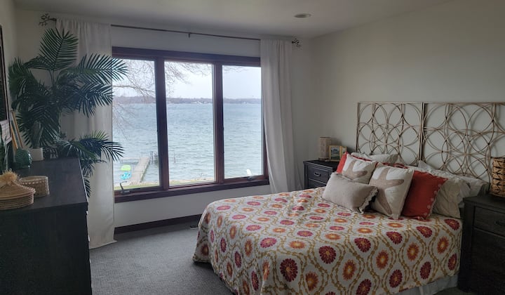 Pamje nga liqeni nga jastëku yt, ku çdo mëngjes të duket si një pushim.
