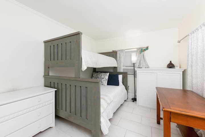 ห้องนอน 3 - เตียงคู่และเตียงเต็มรูปแบบและโต๊ะสำนักงานและเก้าอี้