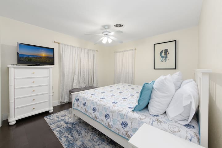 ห้องนอนใหญ่ - เตียงคิงไซส์และทีวี