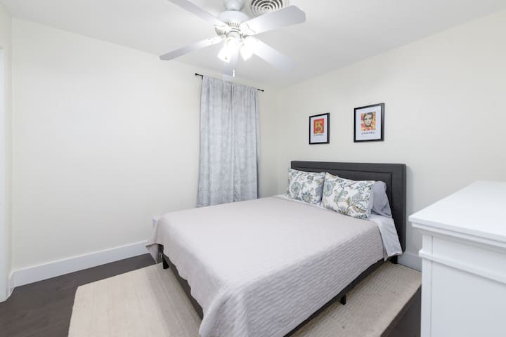 ห้องนอน 2 - เตียงควีนไซส์และทีวี