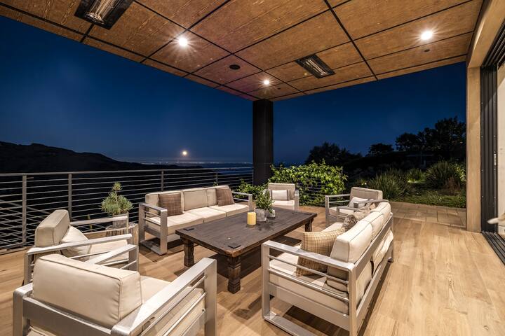 Spectacular Ocean and Mountain View Luxury Home gallery image 4