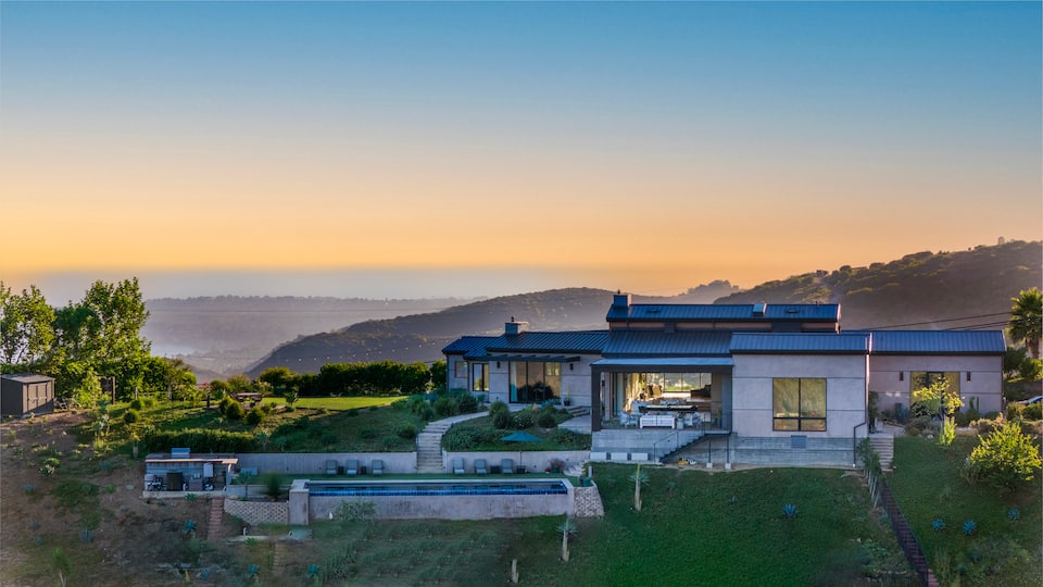 A hilltop Malibu house with ocean and mountain views, Malibu, California, United States, photo 9 of 10