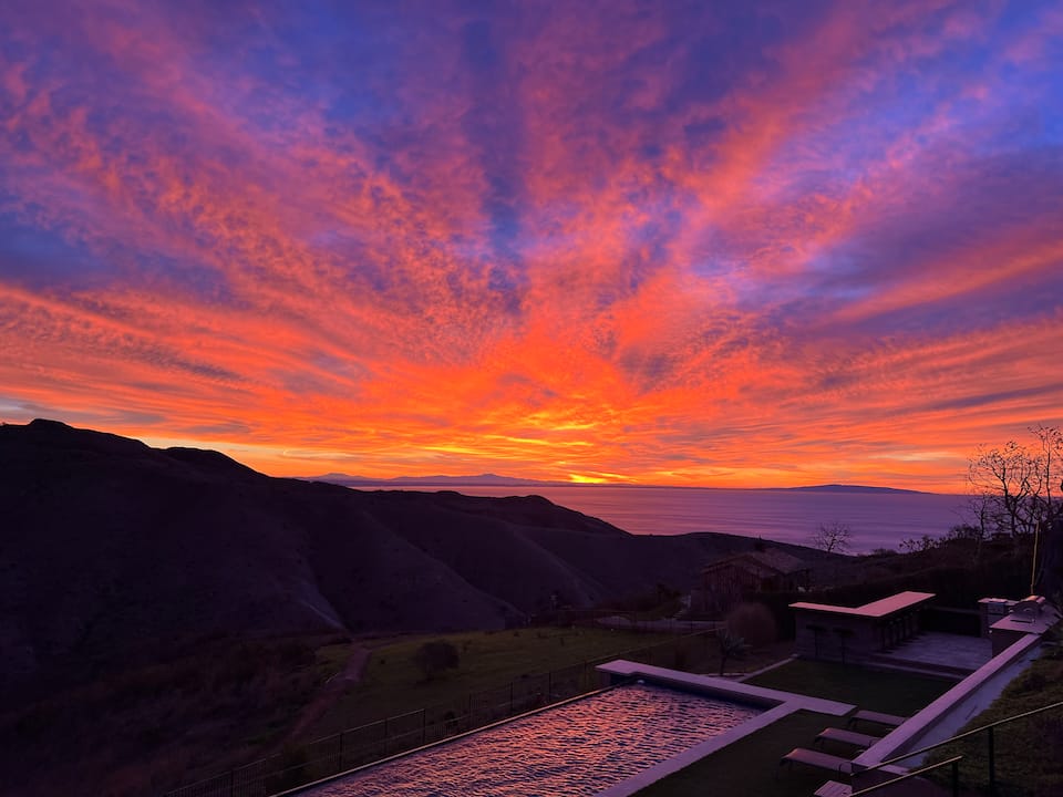 A hilltop Malibu house with ocean and mountain views, Malibu, California, United States, photo 10 of 10