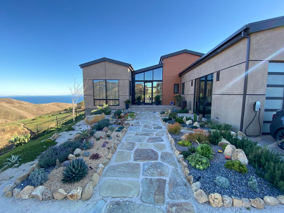 A hilltop Malibu house with ocean and mountain views, Malibu, California, United States, photo 8 of 10