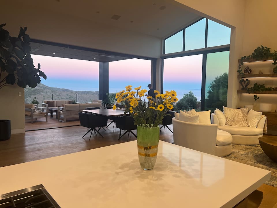 A hilltop Malibu house with ocean and mountain views, Malibu, California, United States, photo 4 of 10