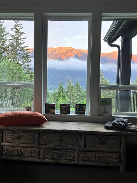 Serene Wind Mtn Retreat Views, Hot Tub, Fireplace!