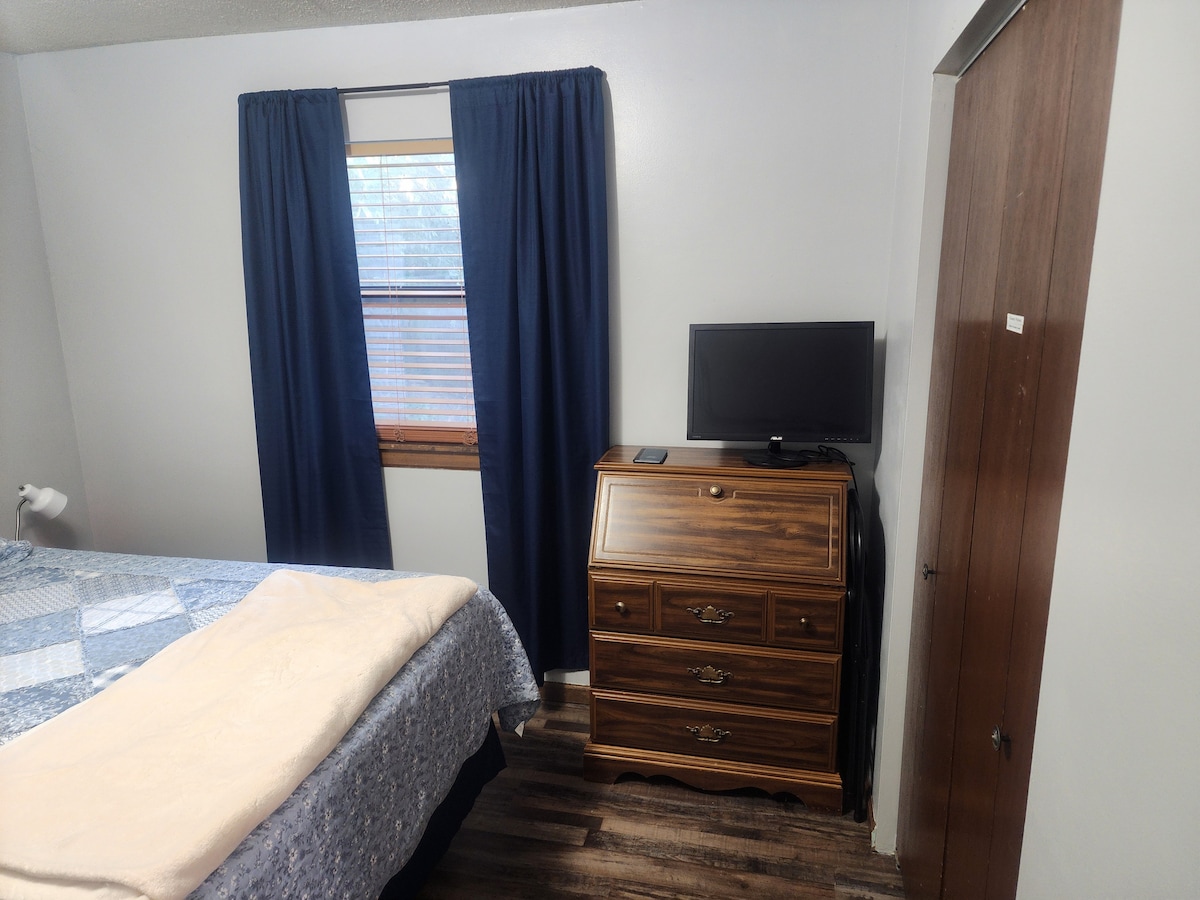 radna stanica s vanjskim monitorom, zvučnicima, tipkovnicom i mišem. Za povezivanje s priključnom stanicom koristi se USB-C.  Tu su i svjetiljka i punjač za telefon za poslovne pozive. 