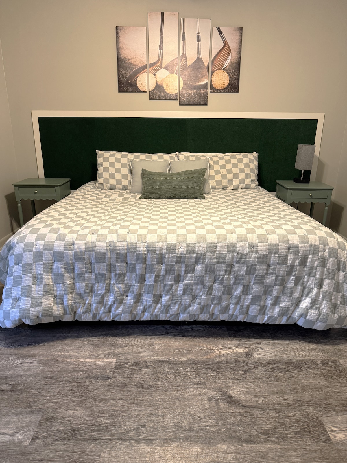 Dhoma e parë e gjumit: ALTERNATIVA STANDARDE - King Setup 
Dhomë gjumi kryesore.  Hapësirë e bollshme, private dhe e rehatshme.