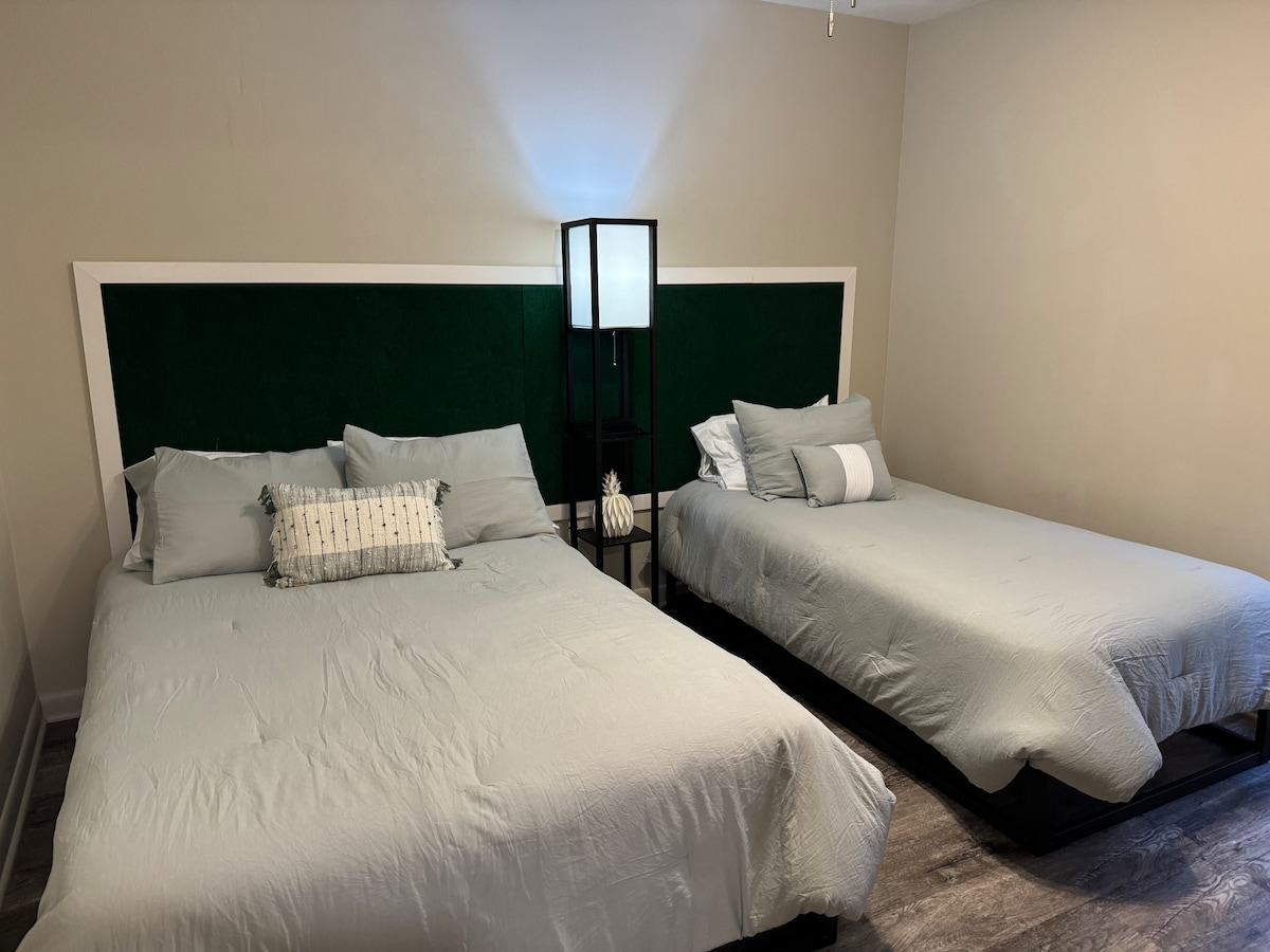 Dhoma e dytë e gjumit.  Me stil dhe e rehatshme me një abazhur port USB me dy dhe pranë krevatit.