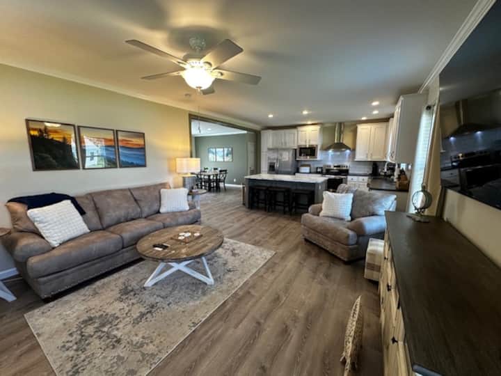 New! Bass & Bear Bungalow - Dandridge, TN