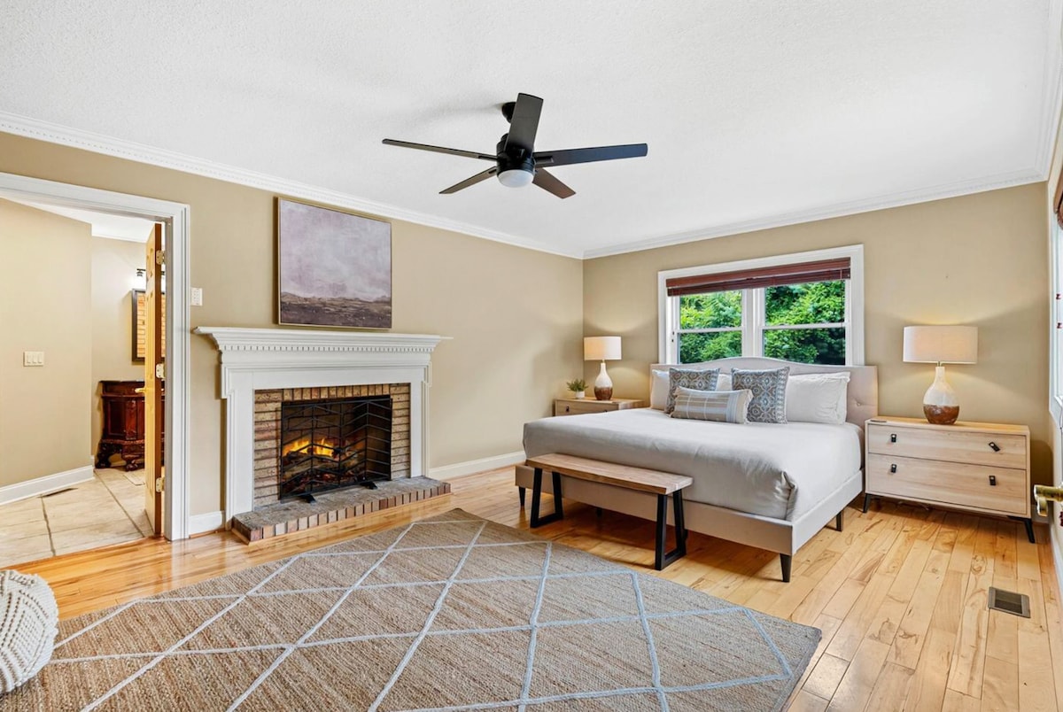 סוויטה מרווחת המשלבת נוחות, אחסון ואווירה.