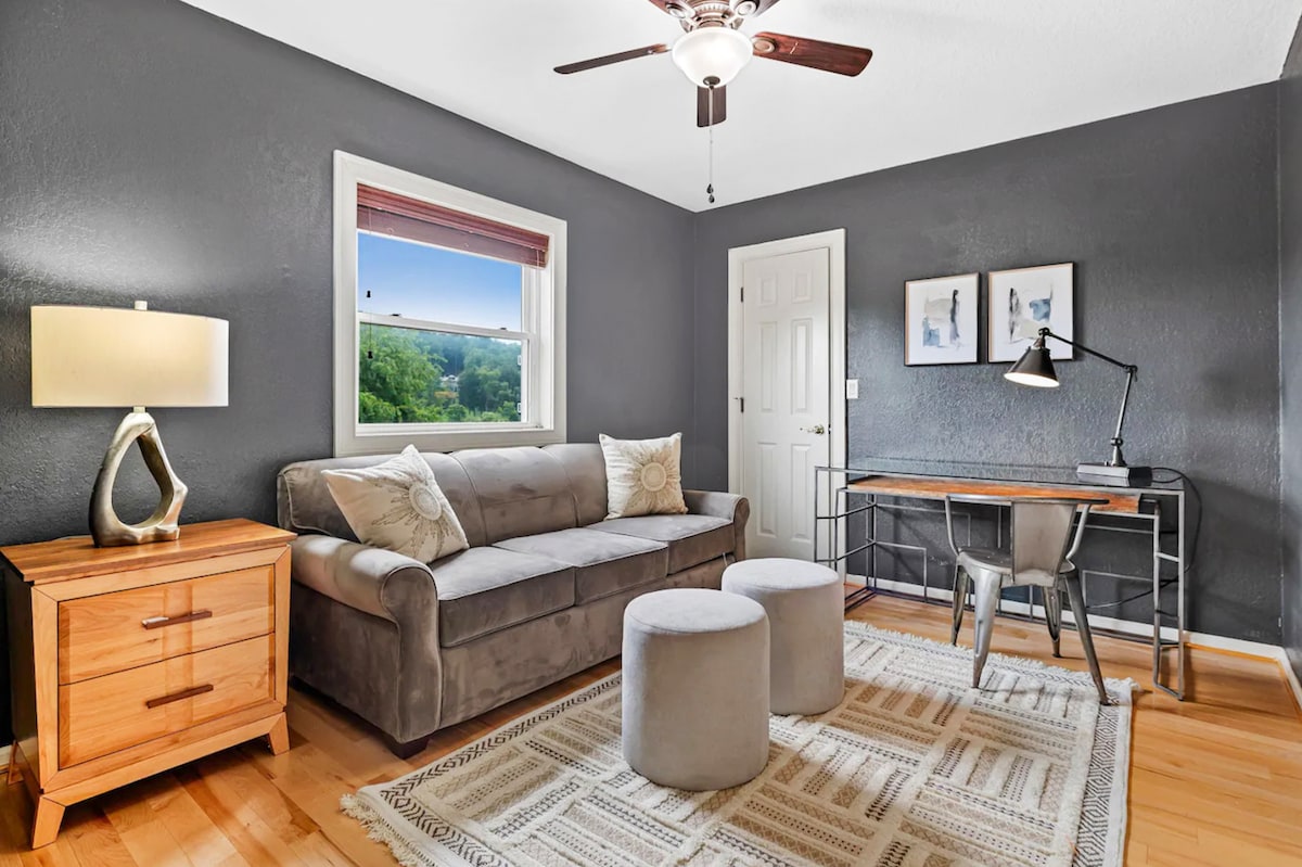 חלל רב-תכליתי עם פינת ישיבה נעימה ושולחן לעבודה מרחוק.