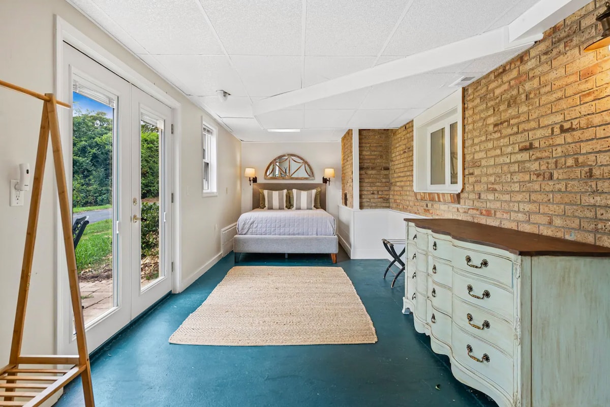 חדר שינה עם גישה לחוץ ושפע של מקום אחסון.