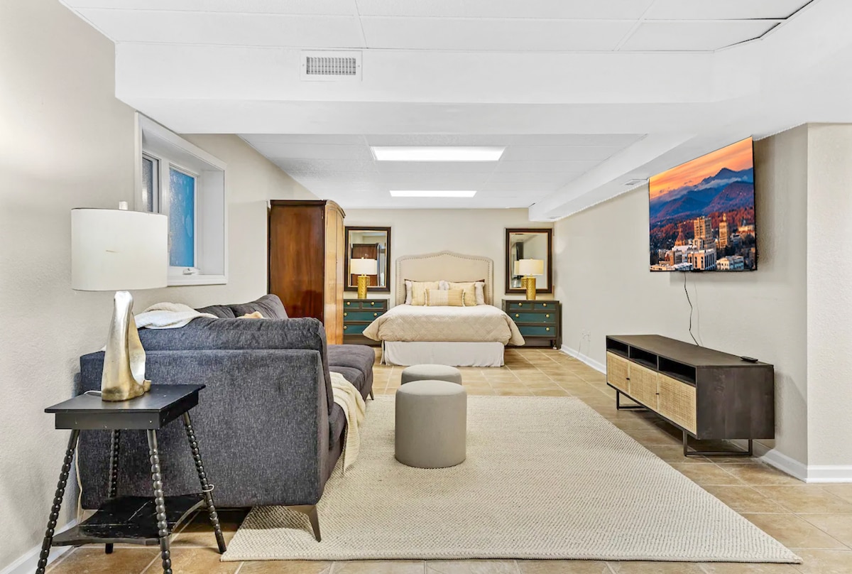 להירגע בסגנון! טרקלין מרווח עם מיטה, שולחנות צד וטלוויזיה.