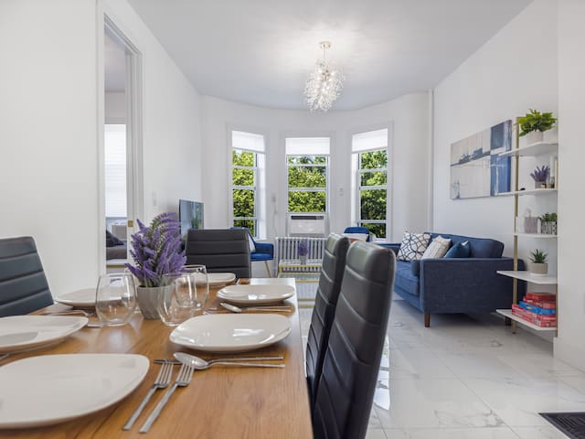 Lux 16 Bedroom -Patios-1 Min To Train, sleeps 36