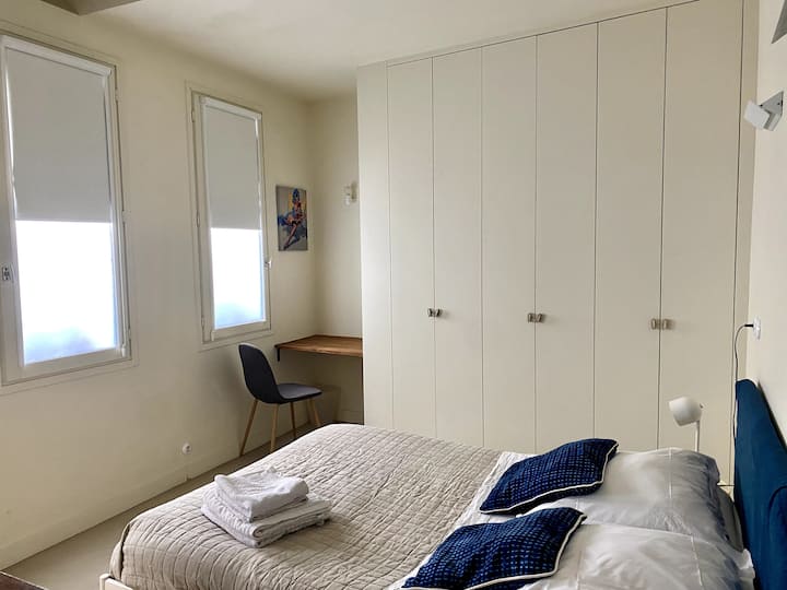 Habitación en suite con baño con ducha independiente