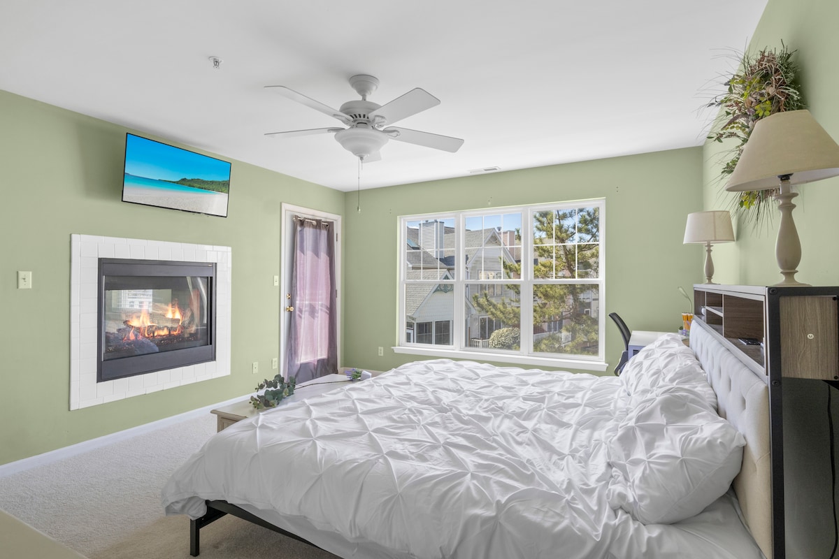 ¡Despierta con el lujo! Te garantizamos una gran noche de sueño en la cama tamaño king. Relájate mientras ves el fuego o haz un poco de trabajo en el escritorio. Sal a un balcón privado para disfrutar de un café ininterrumpido. ¡Ropa de cama incluida!