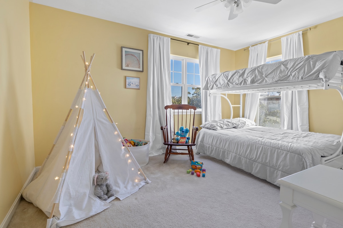 ¡Las camas individuales sobre camas completas hacen que esta habitación sea ideal para una pareja o un par de niños! A los huéspedes jóvenes les encanta el tipi, los peluches y los cajones de los bloques de construcción y los pequeños juguetes en el armario. Asegúrate de una gran noche de sueño con cortinas opacas.