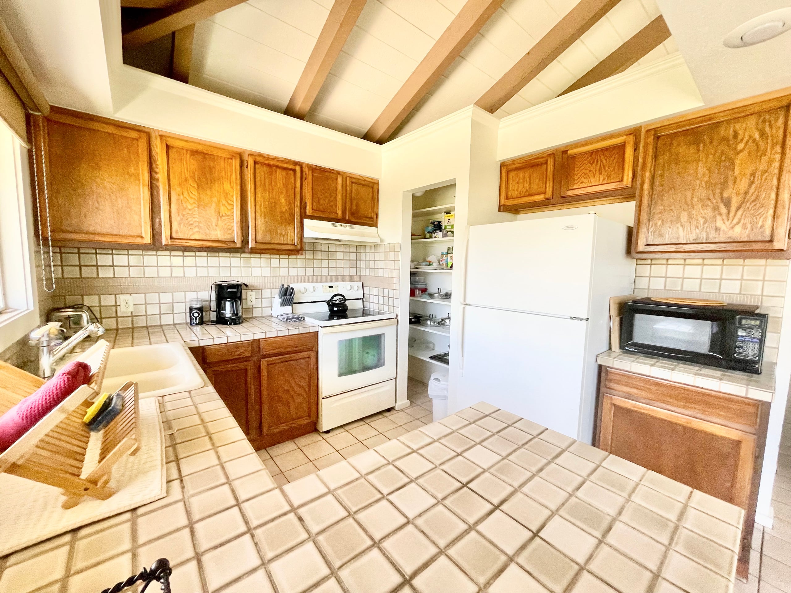 Location! Ocean views king bed walk to magic beach - Image 17