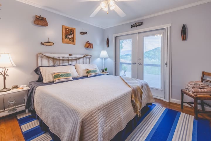 Hiki ni chumba chetu cha Uvuvi wa Ndege.   Hiki ni chumba kidogo zaidi lakini kinafaa kwa mtazamo wa kupendeza wa milima nje ya milango ya Ufaransa.