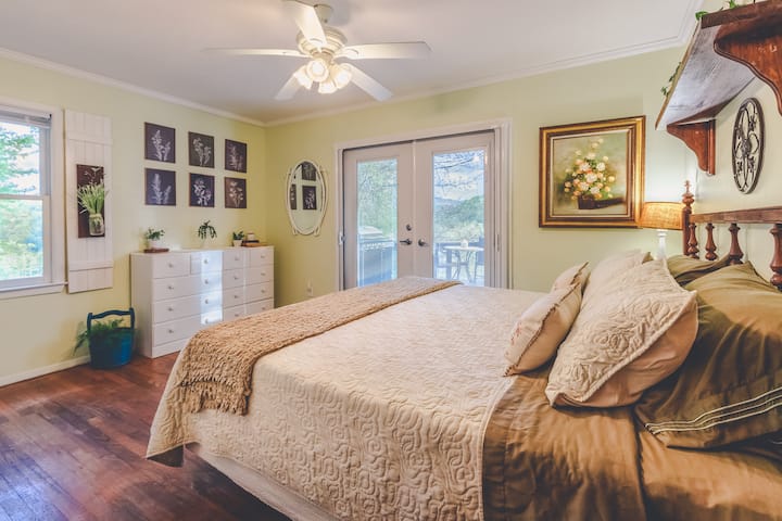 Hiki ni Chumba cha Maua ya Pori.  Hiki ni chumba cha pili kwa ukubwa kilicho na mlango wa Kifaransa ambao unaelekea moja kwa moja kwenye sitaha.  