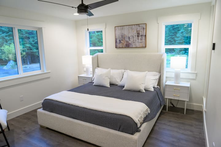 193 × 203 სმ ზომის საწოლი საკუთარი სააბაზანოთი.