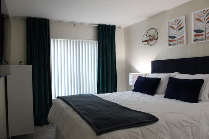 ¡Cama tamaño king! Smart Google TV de 50pulgadas y mucho espacio para guardar ropa.