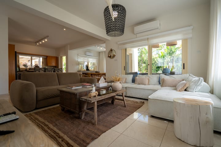 Stylish & Picturesque Oasis ~ Walk To Beach ~ Pool - Protaras
