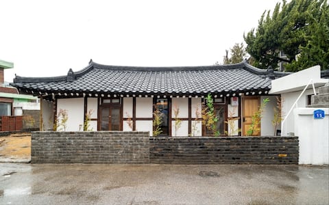 Myeongju Ok stay Hanok Private House, Jacuzzi, Near Jungang Market, KTX 5 minutes, Myeongju-dong Alley, Disney +, Netflix, Cleanliness Accommodation