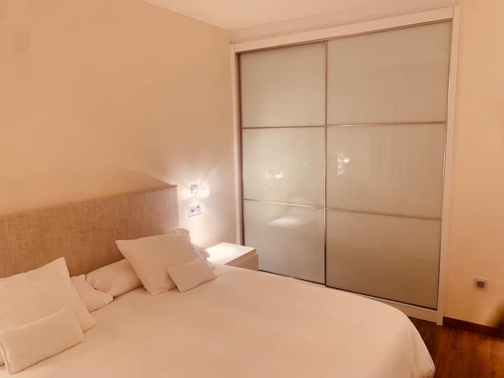 1 180 სმ საწოლი
1 გასაშლელი დივანი 135 სმ (ღია) მეხსიერების ელასტიკური ზედაპირით.